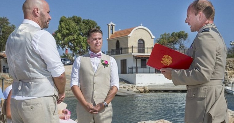 Ο πρώτος gay γάμος σε στρατιωτική βάση στην Κύπρο κάνει το γύρο του κόσμου