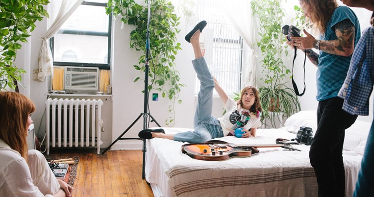 Ποια η σχέση που συνδέει την Alexa Chung με τις μπότες UGG;
