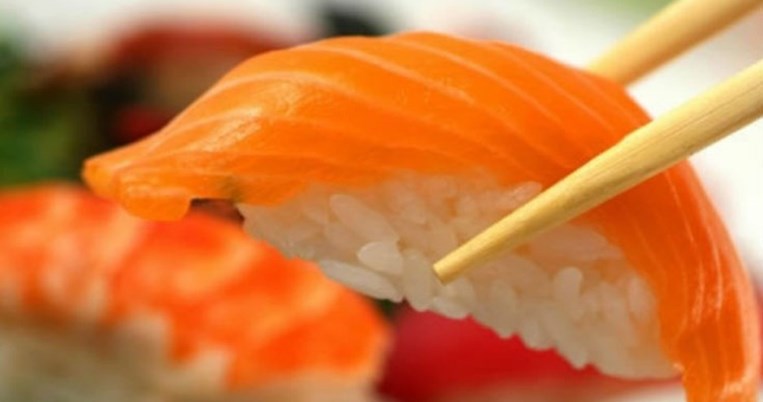 Στο Furin Kazan, μπορείς να φας και σούπα miso και nigiri και salmon tataki με μόλις 15,50€ 