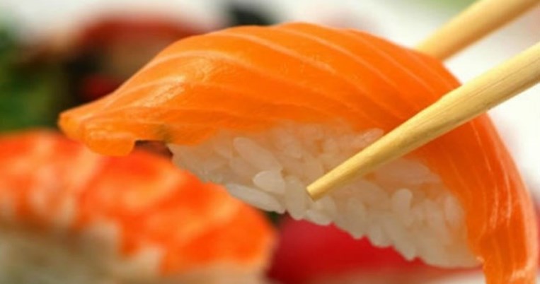 Στο Furin Kazan, μπορείς να φας και σούπα miso και nigiri και salmon tataki με μόλις 15,50€