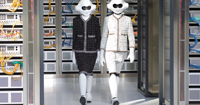 Να γιατί η Chanel είναι αιώνια - Ρομπότ φορά την πιο εμβληματική ζακέτα του σόου