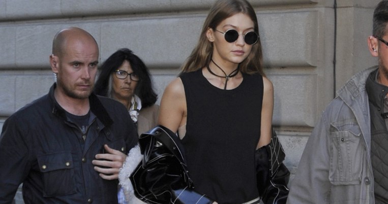 Τα αγαπημένα flat παπούτσια της Gigi Hadid είναι ό,τι πρέπει για τα πολυάσχολα κορίτσια 