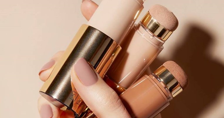 Oι γυναίκες ξετρελάθηκαν με διαφήμιση make up της Estée Lauder (αλλά για άλλο λόγο) 