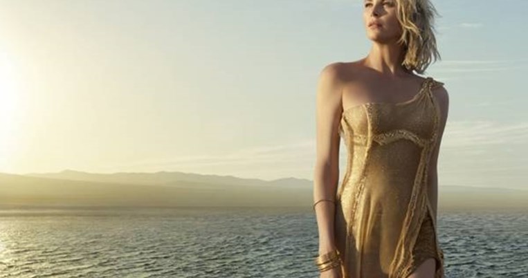H Charlize Theron επιστρέφει πιο εκθαμβωτική από ποτέ στη νέα καμπάνια J’adore του Οίκου Dior