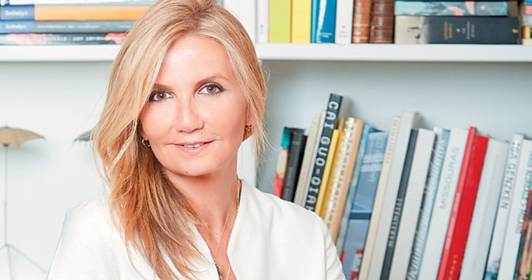 Kαι γυναίκα και νοικοκυρά: η Μαρέβα Μητσοτάκη βάζει ηλεκτρική σκούπα