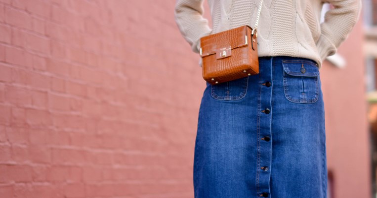 H "δύσκολη" περίπτωση της μακριάς τζιν φούστας γίνεται εύκολη. Δείτε πως να τη συνδυάσετε σωστά 