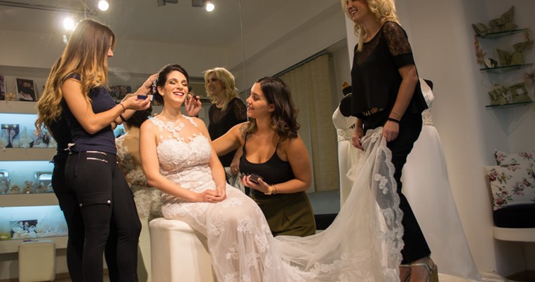 Η Όλγα Καραβερβέρη θα σε πείσει να ντυθείς νύφη, ακόμα κι αν δεν τρελαίνεσαι 