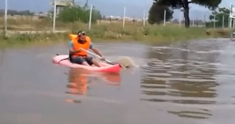 Γλυφαδιώτης κάνει κανό στα πλημμυρισμένα Νότια Προάστια