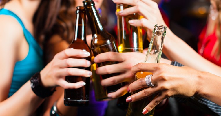 Νέα έρευνα δείχνει ότι οι γυναίκες καταναλώνουν αλκοόλ όσο και οι άνδρες. Μιλάμε για γερά ποτήρια