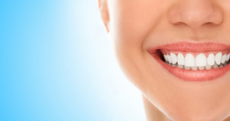 Το μαγικό διάλυμα για πιο αστραφτερά δόντια με το βούρτσισμα