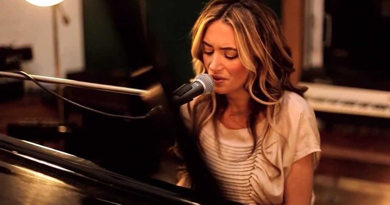 Μια Ελληνίδα τραγουδά στο νέο δίσκο του Λέοναρντ Κοέν 