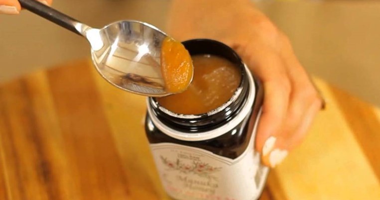 Τι είναι το μέλι Μανούκα και γιατί στοιχίζουν 50 € τα 250 γραμμάρια;