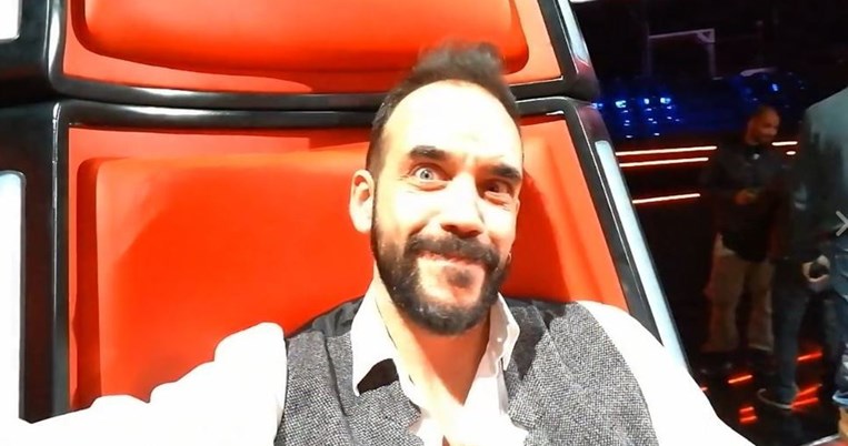 Ο Πάνος Μουζουράκης γυρίζει βίντεο από την καρέκλα του The Voice