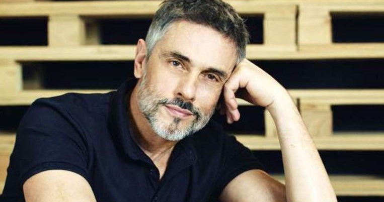 Αγνώριστος, με μούσια και μαλλιά, ο Σταύρος Ζαλμάς