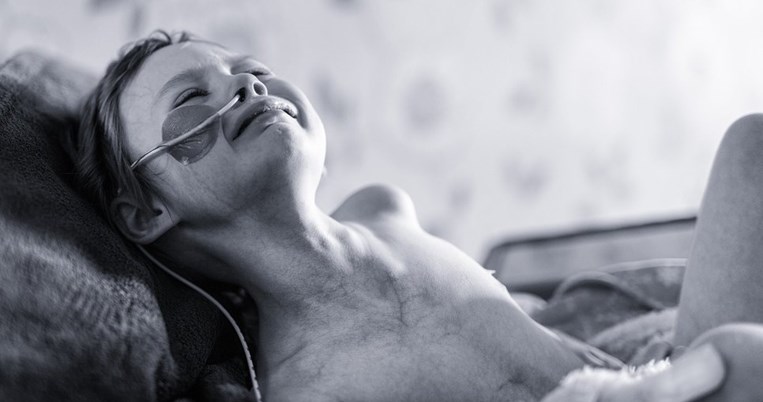 «Αυτό είναι το πραγματικό πρόσωπο του καρκίνου» Πατέρας μοιράζεται τη σπαρακτική εικόνα του παιδιού