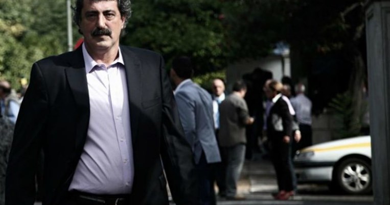 Οι κόρες του Πολάκη πλαισίωσαν τον μπαμπά τους στην ορκωμοσία