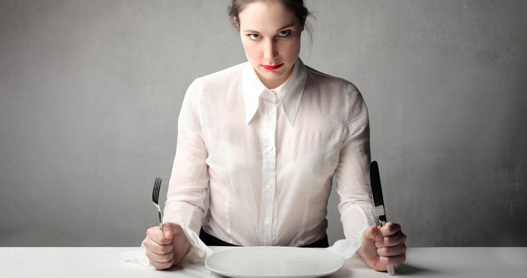 Τι είναι η αυτοφαγία και γιατί πιστεύει ότι είναι ανόητο να τρώμε κάθε 2-3 ώρες