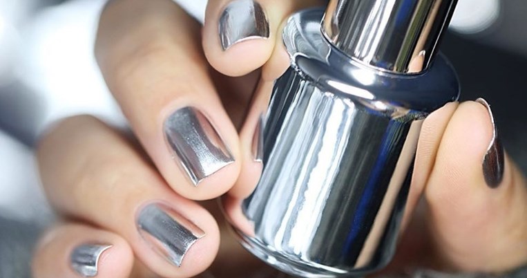 Το Νο1 trend στα νύχια λειτουργεί και ως καθρέφτης (του κακού γούστου)