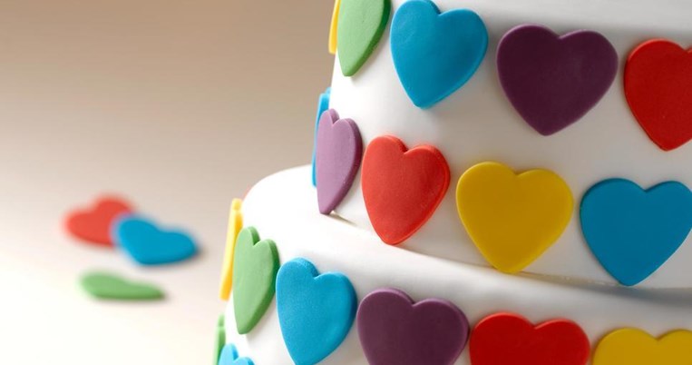 Χρειάζεσαι μόνο τρία απλά υλικά για να φτιάξεις την πιο νόστιμη και εύπλαστη ζαχαρόπαστα 