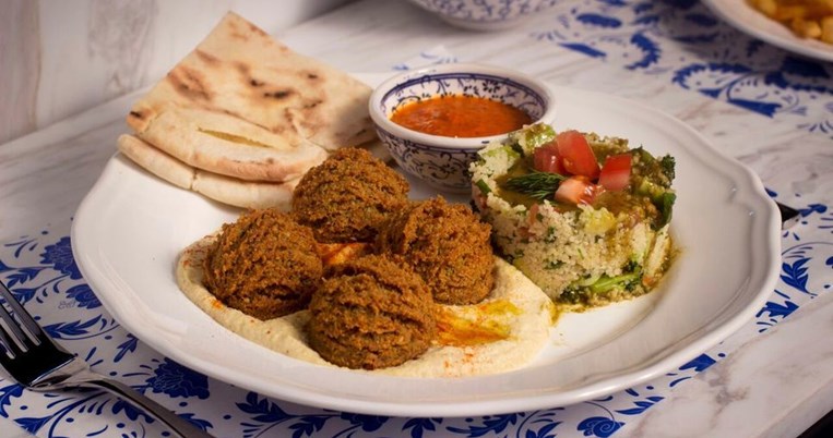 Το καλύτερο φαλάφελ βρίσκεται στην πλατεία Βαρνάβα και το φτιάχνει ένα ζευγάρι σκηνοθετών