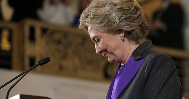 Γιατί είναι σημαντικός ο λόγος που η Χίλαρι Κλίντον φόρεσε μωβ στην ομιλία παραδοχής της ήττας;