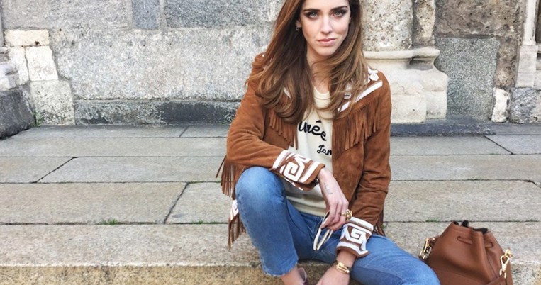 Γιατί όλες οι γυναίκες ενθουσιάστηκαν με αυτό το καινούργιο trend στα τζιν παντελόνια; 