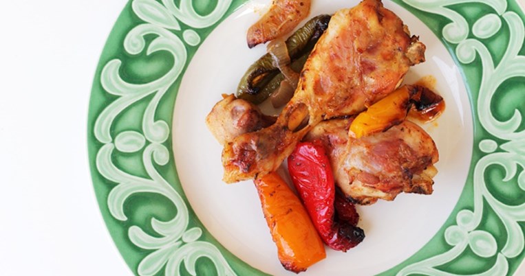 Λαχταριστά μπουτάκια κοτόπουλου στο φούρνο με πιπεριές από το alwayshungry.gr