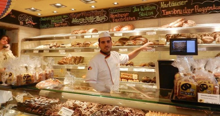 Oυρές σε φούρνο της Γερμανίας για ψωμί που φτιάχνει Έλληνας αρτοποιός