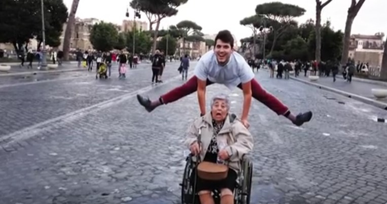 Κρητικός πραγματοποίησε το πιο τρελό όνειρο της 83χρονης γιαγιάς του: Την πήγε στη Ρώμη