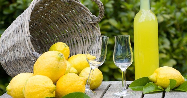 Φτιάξε πανεύκολο λιμοντσέλο για να πάνε κάτω τα φαρμάκια (με 4 υλικά)