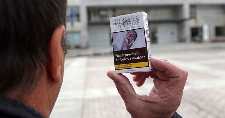 Ισπανός μη καπνιστής κάνει μήνυση σε αυτούς που τον έβαλαν στα πακέτα τσιγάρων 