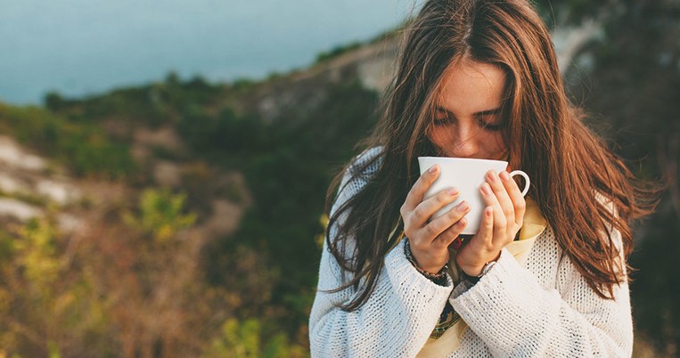6 πράγματα που συμβαίνουν στο σώμα σου εάν πίνεις ζεστό νερό με άδειο στομάχι κάθε πρωί