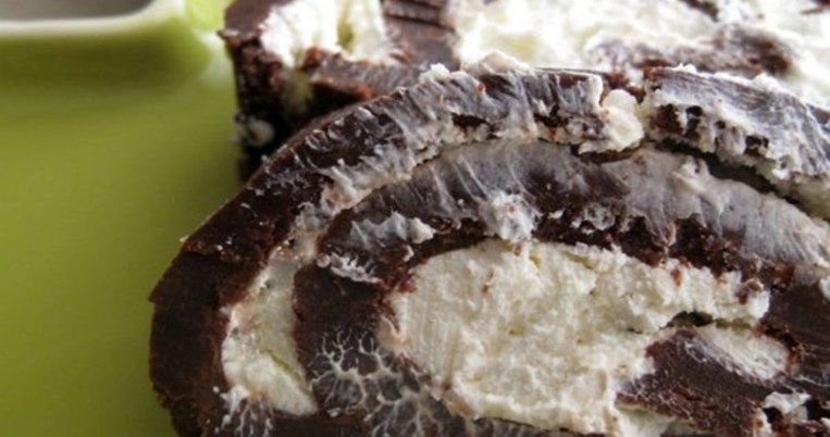 Είναι αυτός ο πιο εύκολος (και νόστιμος) σοκολατένιος κορμός; Ναι, αυτός είναι