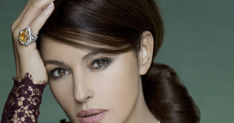 Ο Ολάντ δεν χάνει ευκαιρία να φιλήσει θερμά τη Μόνικα Μπελούτσι