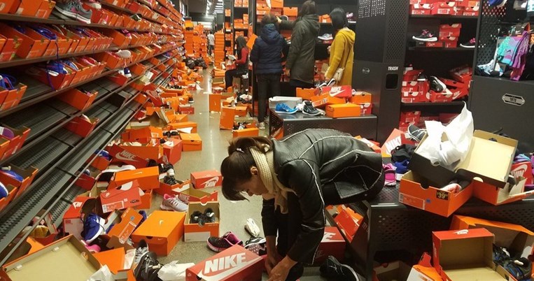 Η Βlack Friday έσπειρε τον πανικό: Εικόνες χάους από το κατάστημα της Nike στην Ουάσινγκτον 