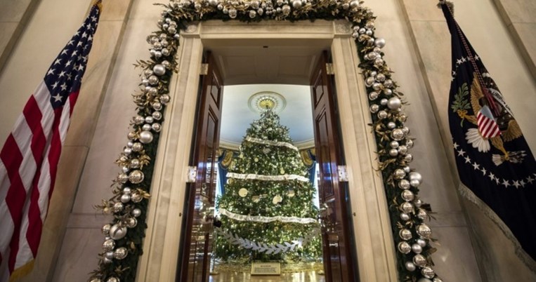 Ο Λευκός Οίκος έχει βάλει ήδη τα γιορτινά του και εντυπωσιάζει με 65.000 στολίδια