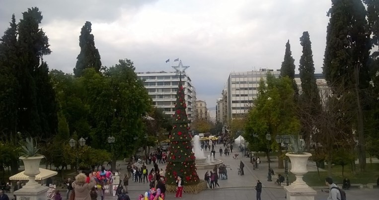 Ο πίνακας με το Χριστουγεννιάτικο ωράριο των καταστημάτων σε Αθήνα και Θεσσαλονίκη