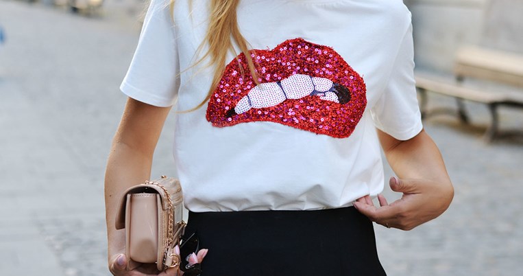 4 τρόποι να συνδυάσεις το απλό λευκό t-shirt σου με βραδινά ρούχα