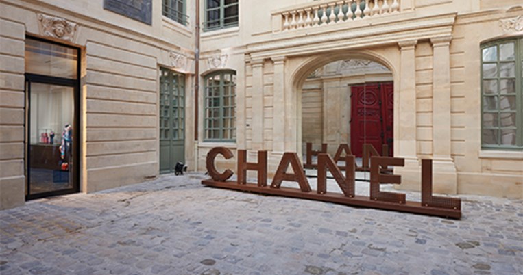 Η νέα pop up μπουτίκ της Chanel στη γαλλική πρωτεύουσα είναι πανέμορφη