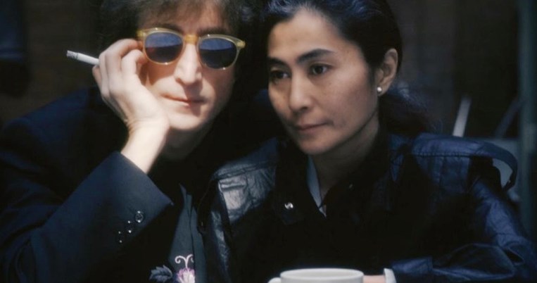 1969: John Lennon και Yoko Ono στην Αθήνα. Μία σπάνια φωτογραφία από την επίσκεψη τους στο Κολωνάκι