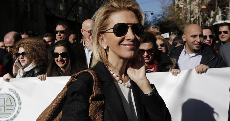 Διαδηλώνοντας με πέρλες, γραβάτες και επώνυμες τσάντες στο κέντρο της Αθήνας