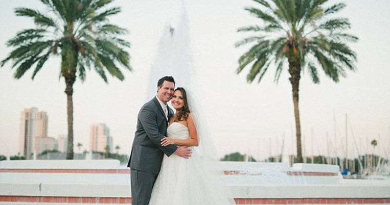 Το ζευγάρι που συναντήθηκε τυχαία 30 χρόνια μετά τον παιδικό του «έρωτα» μόλις παντρεύτηκε 