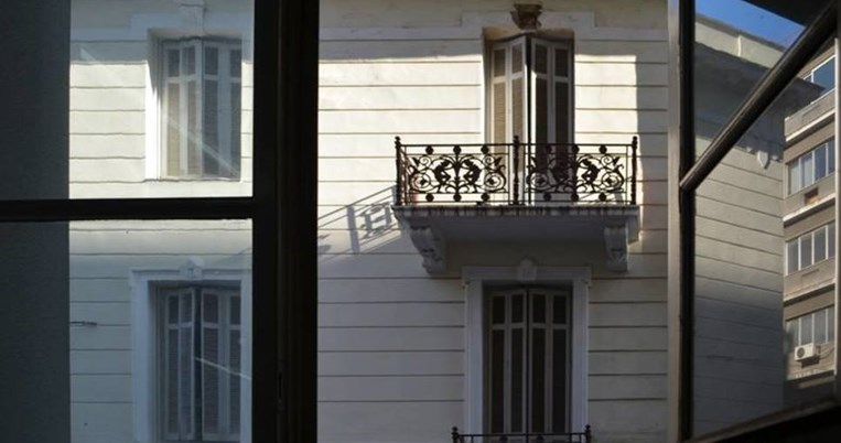 Πώς μοιάζει η Αθήνα μέσα από τα παράθυρα των κατοίκων της; Mία φοβερή συλλογή φωτογραφιών