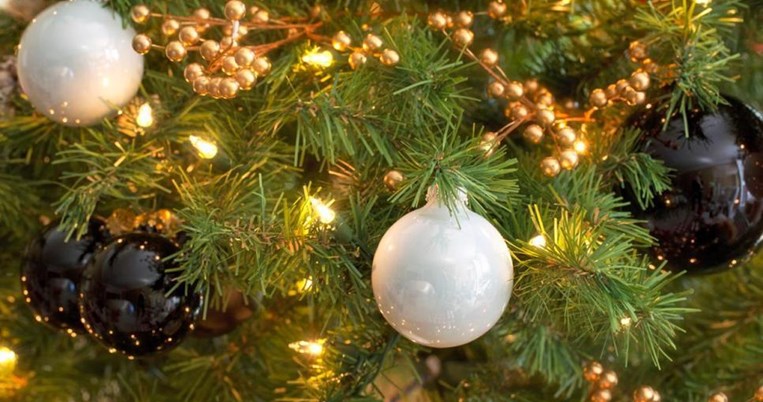 Γιατί κρεμάμε μπάλες στο χριστουγεννιάτικο δέντρο;