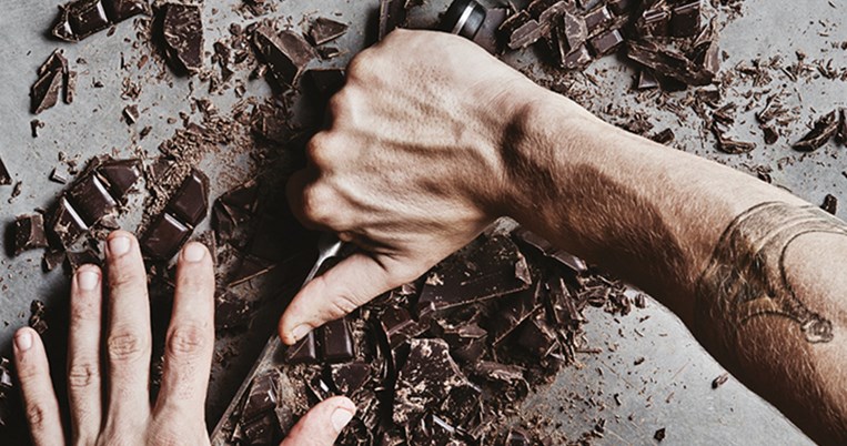 Μόνο Σοκολάτα: Το νέο κολασμένο βιβλίο του Άκη Πετρετζίκη