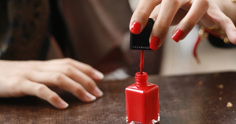 Ποιο είναι το λάθος που κάνουμε όλες μας όταν βάφουμε τα νύχια μας