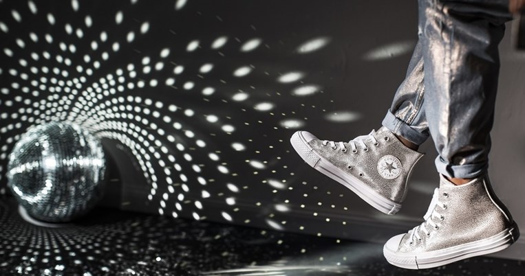H “Metallic Collection” της Converse στραφταλίζει τόσο δυνατά όσο μια ντισκομπάλα