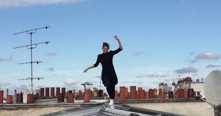 Το πιο επικίνδυνο βίντεο μόδας είναι αυτό: Fashion blogger κάνει parkour στις στέγες του Παρισιού