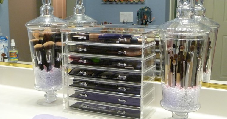  5 απλοί τρόποι για να βάλεις σε τάξη τα καλλυντικά σου. Ακολούθησε τους