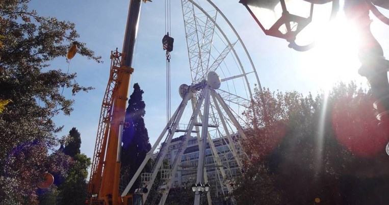 Κάτι τρέχει με τη ρόδα της πλατείας Συντάγματος. Γιατί το ίντερνετ μιλάει για «παρωδία»;